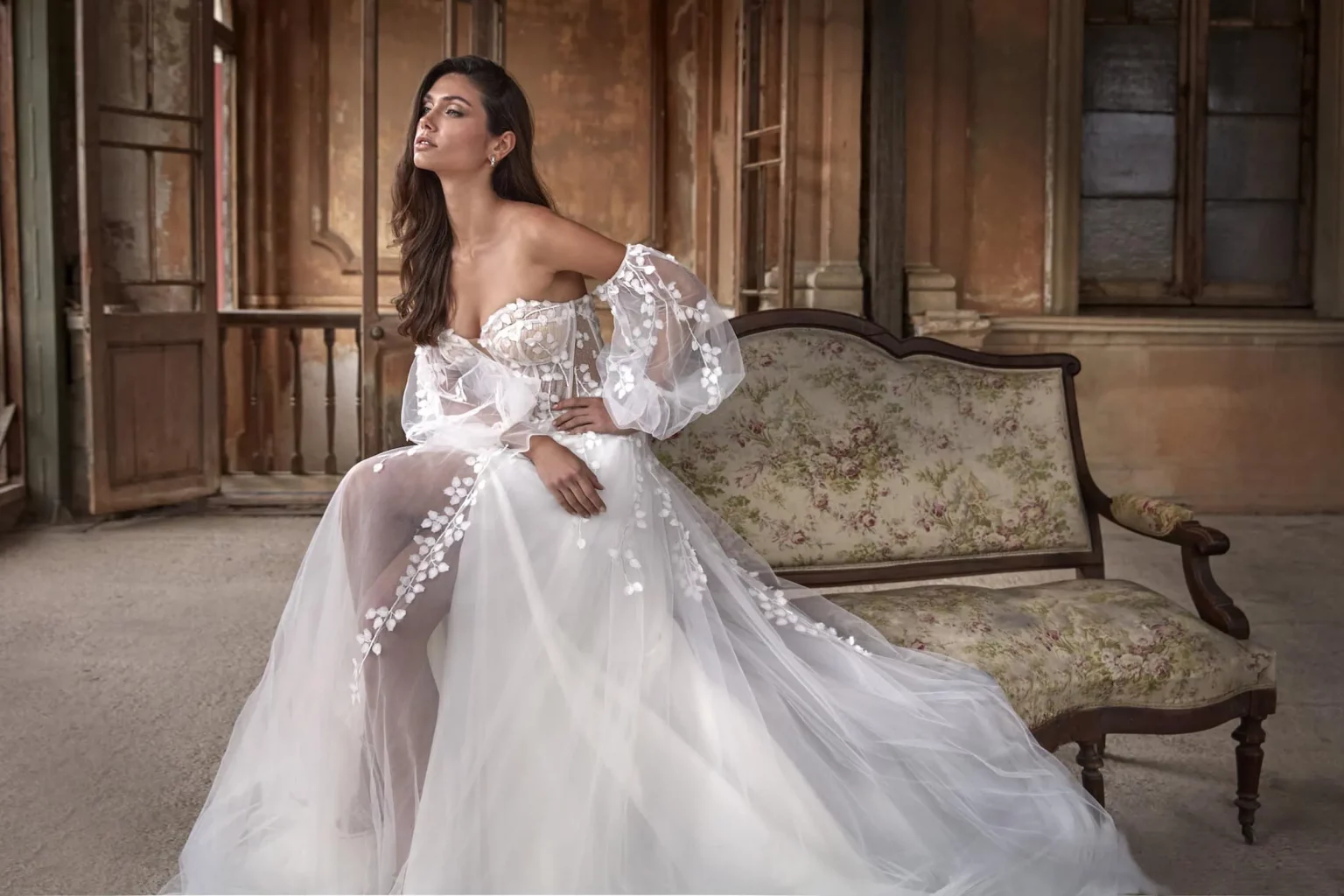 A-Linien-Brautkleid aus Tüll mit 3D-Blumenapplikationen und abnehmbaren Puffärmeln, Modell 25001 – DIVAS Hochzeitshaus Singen