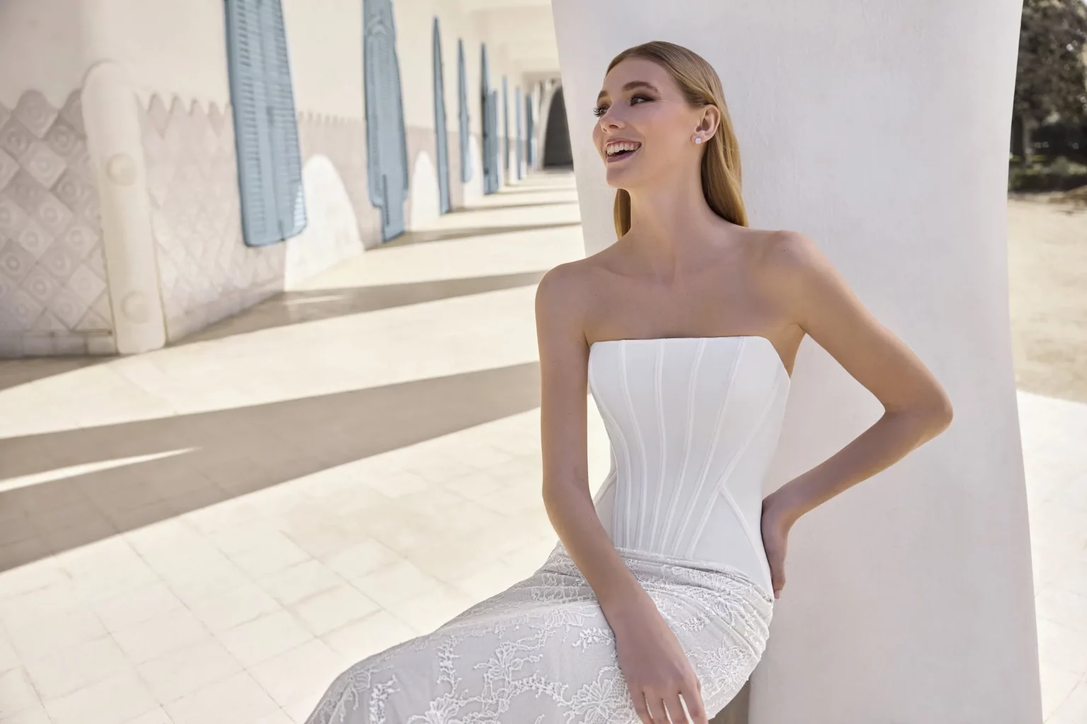 Meerjungfrau-Brautkleid mit Spitze-Langarm-Oberteil, Bateau-Ausschnitt und langer Schleppe am Meer, Modell DARYNA – DIVAS Hochzeitshaus Singen