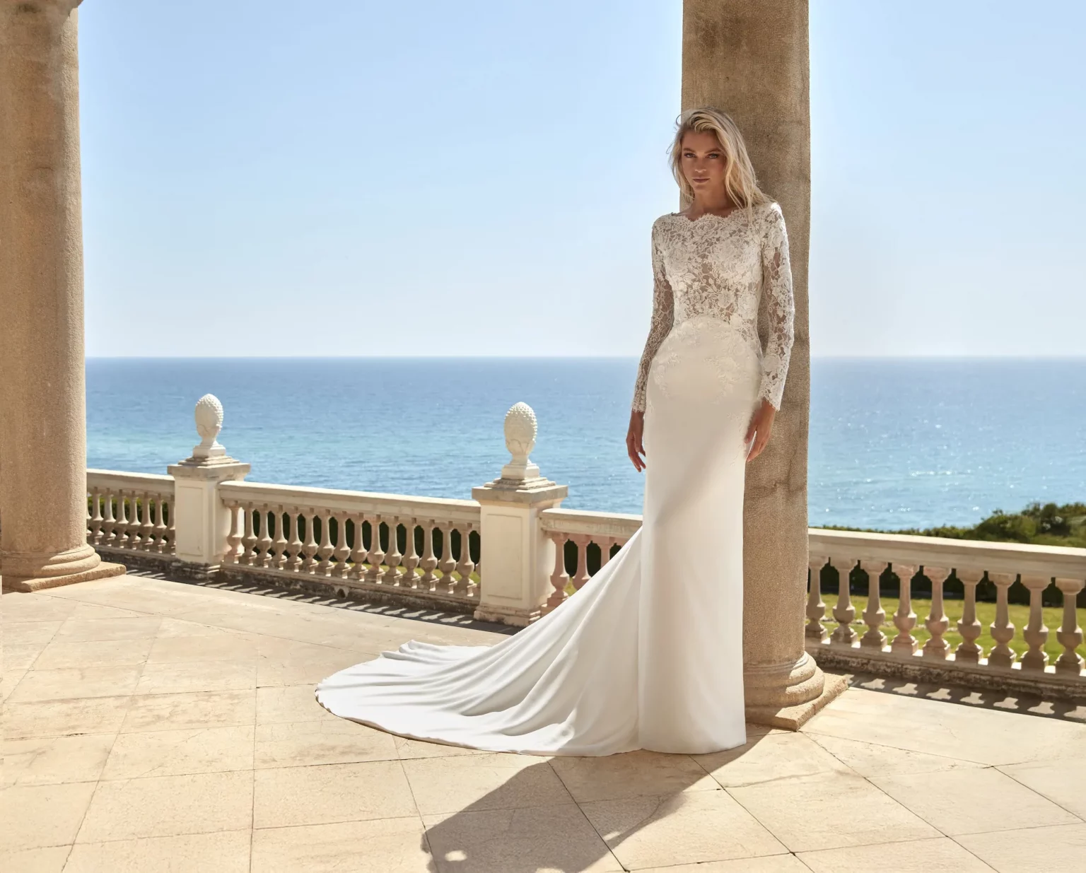Nahaufnahme Trägerlos-Brautkleid mit Herzausschnitt und Rosendetail an der Taille, Modell 45005 – DIVAS Hochzeitshaus Singen