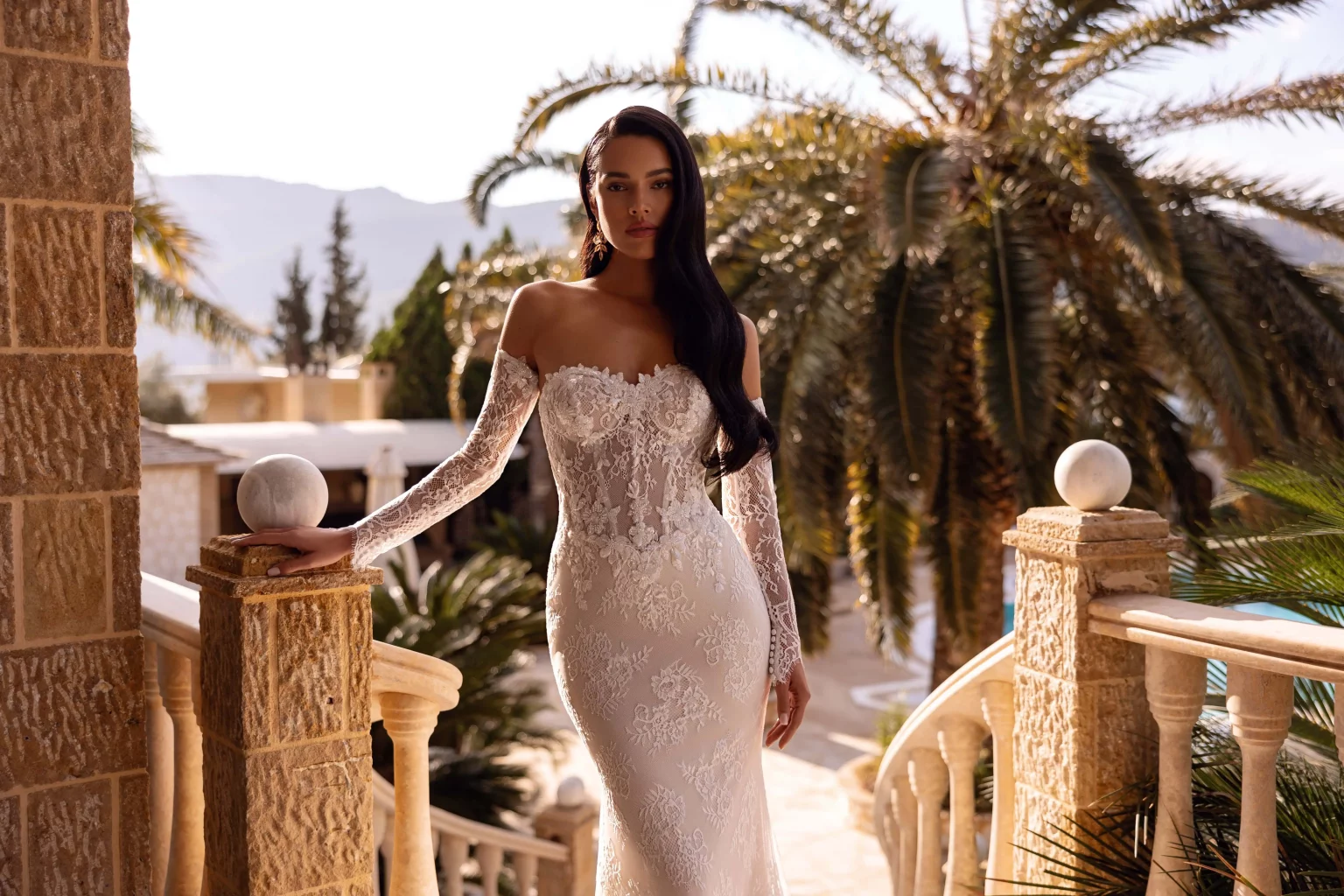 Frontalansicht glamouröses Meerjungfrau-Brautkleid mit Perlenstickerei, Off-Shoulder und rotem Rosenstrauß, Modell DP533 – DIVAS Hochzeitshaus Singen